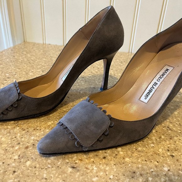 Manolo Blahnik Grey suede heels size 37 with a 3 1/2 inch wooden heel - Picture 2 of 6